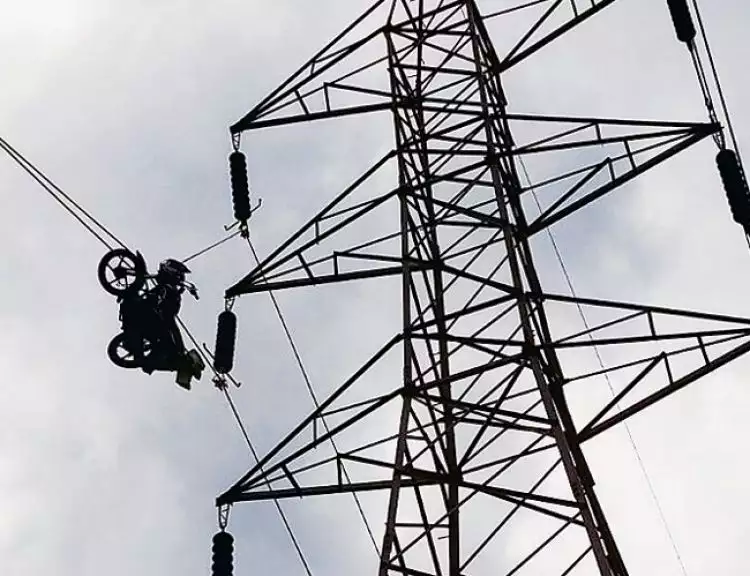 Bukan burung, tapi sepeda motor tersangkut di kabel Sutet!