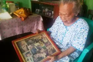 Sebatang kara, Mbah Samijem usir kesepian lewat koleksi foto anak kost