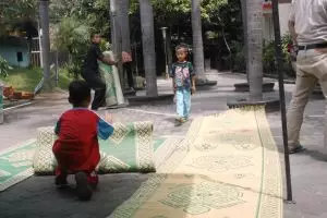 Kebaikan sepele 2 bocah kakak beradik ini contoh nyata kepedulian