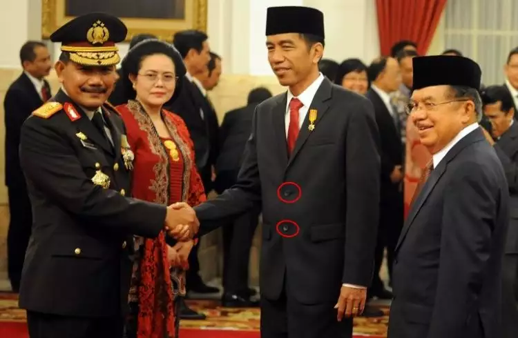 Ada apa dengan kancing jas Presiden Jokowi?