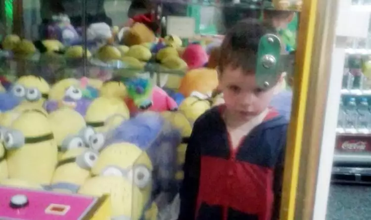 Bocah 4 tahun terperangkap mesin mainan, butuh 1,5 jam mengeluarkannya