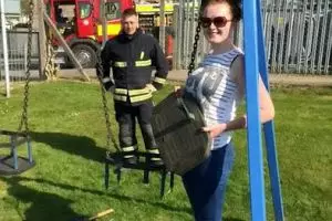 Gadis ini bisa-bisanya tersangkut ayunan lalu ditolong petugas damkar