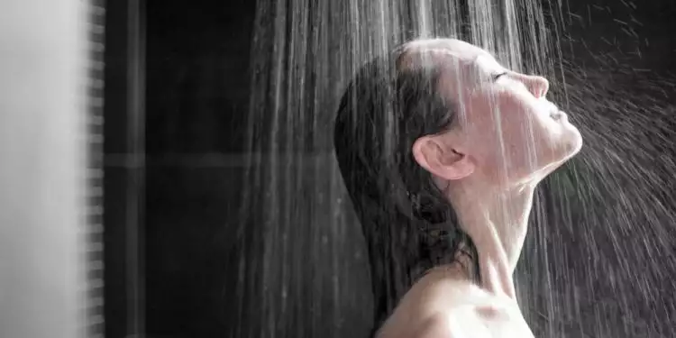 5 Alasan ilmiah kenapa kamu harus mandi dengan air dingin, byur!