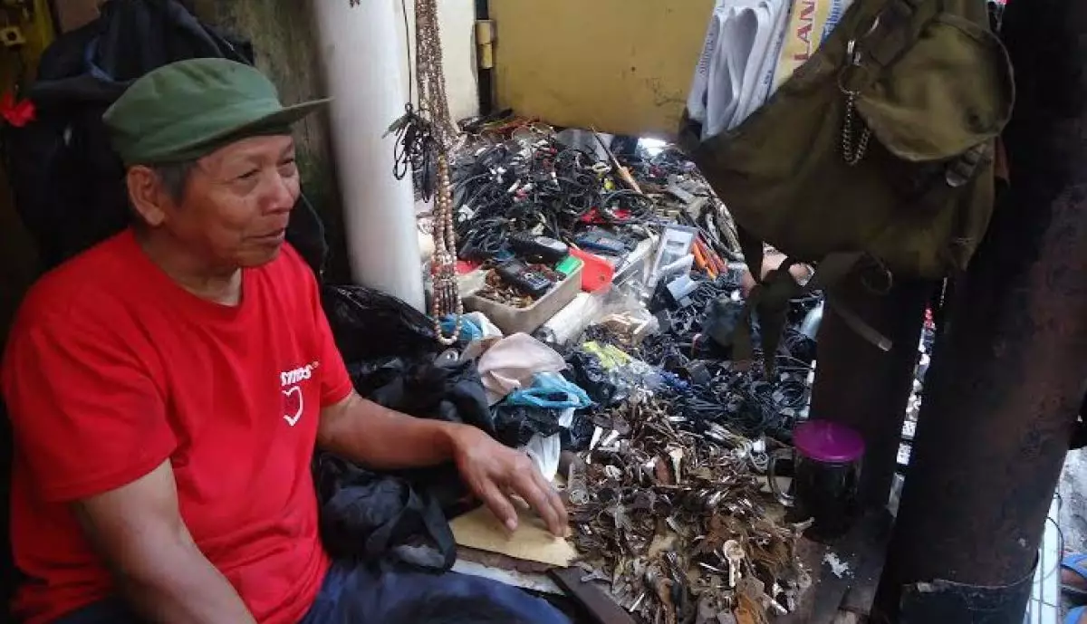 Ngadimin, 52 tahun jualan barang bekas meski kini sepi pembeli