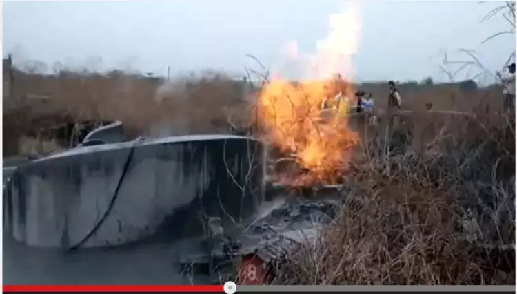 VIDEO: Kontroversi kuburan dengan lumpur bergolak dan nyala api 
