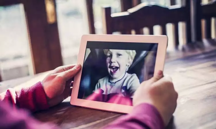 Kisah 'ayah-ayah Skype', tetap berikan cinta lewat media sosial