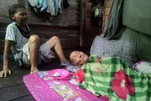 Kisah pilu sepasang kakek nenek, hidup di gubuk dalam kondisi sakit