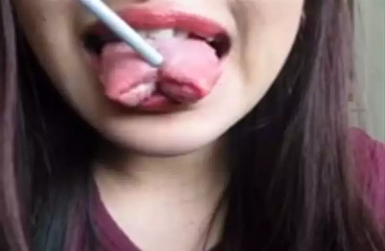 VIDEO: Aksi ekstrem, wanita ini belah lidahnya jadi mirip lidah ular