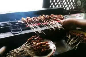 Dirintis dari dipikul keliling desa, warung sate ini langganan artis