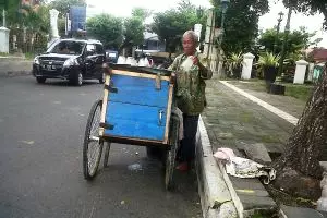 Ketabahan Mbah Sugito 30 tahun jual es tape, kerap tak laku saat hujan