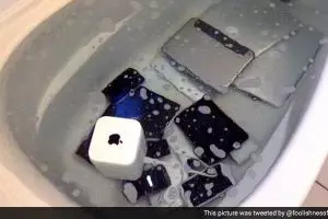 Cowok selingkuh, wanita ini rendam iPhone, iPad, MacBook pacar ke WC