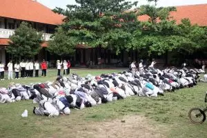 Ini contoh perayaan kelulusan UN yang layak diteladani