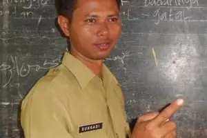 Kisah Sugandi, guru honorer multiperan yang tak lelah menuntut ilmu