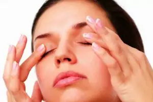 Sering mengucek mata bisa bikin kebutaan