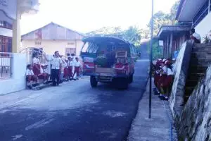 Sekolah di pelosok, upacara di jalan & menepi jika ada angkot lewat