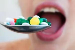 Ini penjelasan kenapa nggak boleh minum obat dengan susu