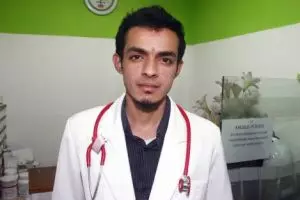 Berhati mulia, dokter muda asal Malang ini cukup dibayar dengan sampah