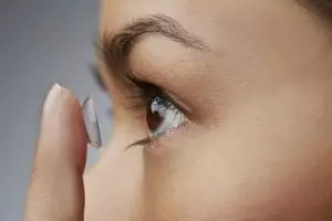 4 kesalahan yang sering kamu lakukan saat memakai softlens, hati-hati!