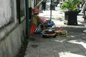 Cerita haru Mbah Kemi & Mbah Atmo, semangat jualan baju bekas bersama