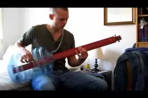 VIDEO: Pria ini bikin bass gitar dari galon bekas dan kayu, joss!