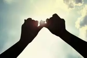 Ini sejarah kenapa ada janji pakai jari kelingking, kamu pasti pernah!