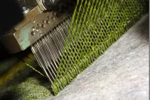 VIDEO: Cara bikin rumput sintetis yang banyak dipakai stadion di Eropa