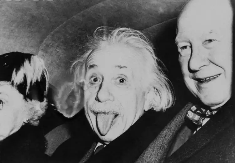 Ini dia cerita di balik foto Einstein menjulurkan lidah