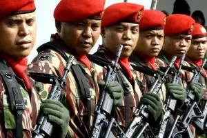 Ini makna beda miringnya pemasangan baret TNI, Polri, dan Pramuka