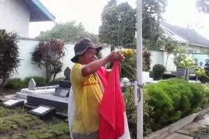 Pria ini tinggalkan kerja kantoran demi jadi pembersih makam Ki Hadjar