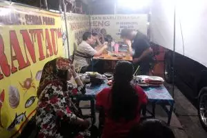 Di warung tenda ini Prof Mahfud MD kerap pesan gurami bakar, nyummi