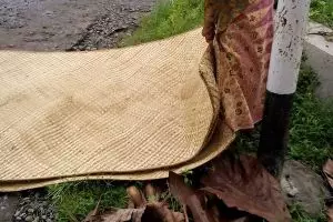 Berangkat jam 3 pagi, nenek asal Jombang jualan tikar demi sesuap nasi