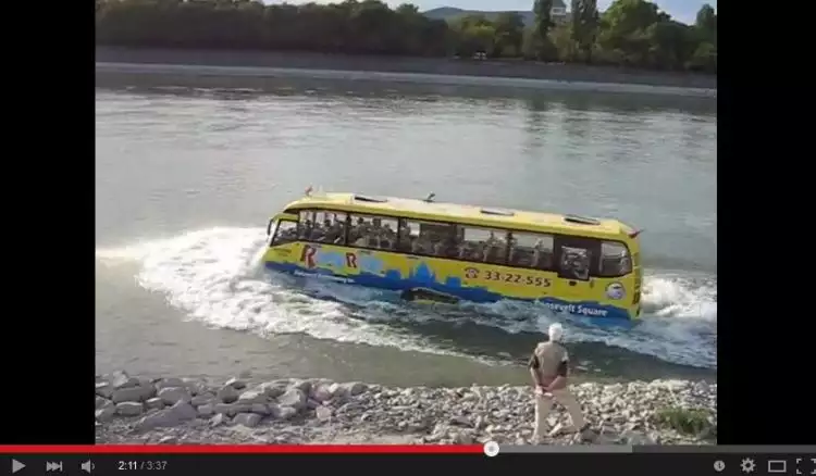 VIDEO: Bus berenang di sungai, masa iya?