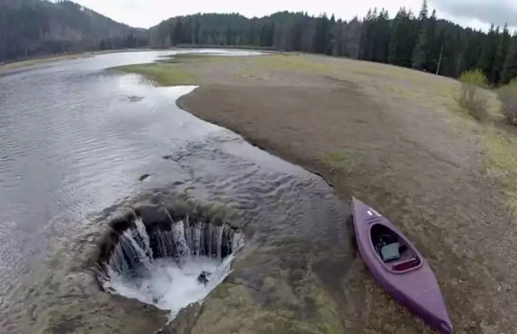 VIDEO: Aneh! Air danau ini kering disedot lubang misterius