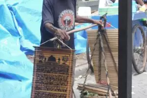 Umur 82 tahun keliling kota jual kerajinan bambu demi senyuman cucu