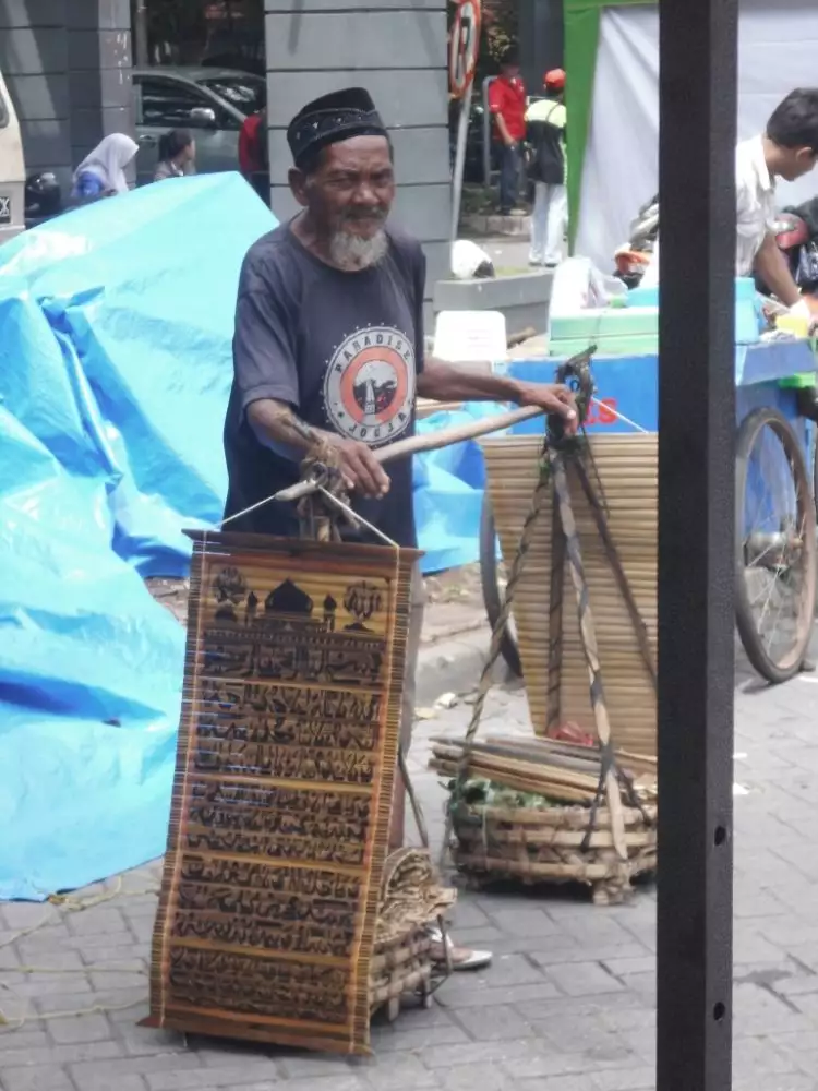 Umur 82 tahun keliling kota jual kerajinan bambu demi senyuman cucu