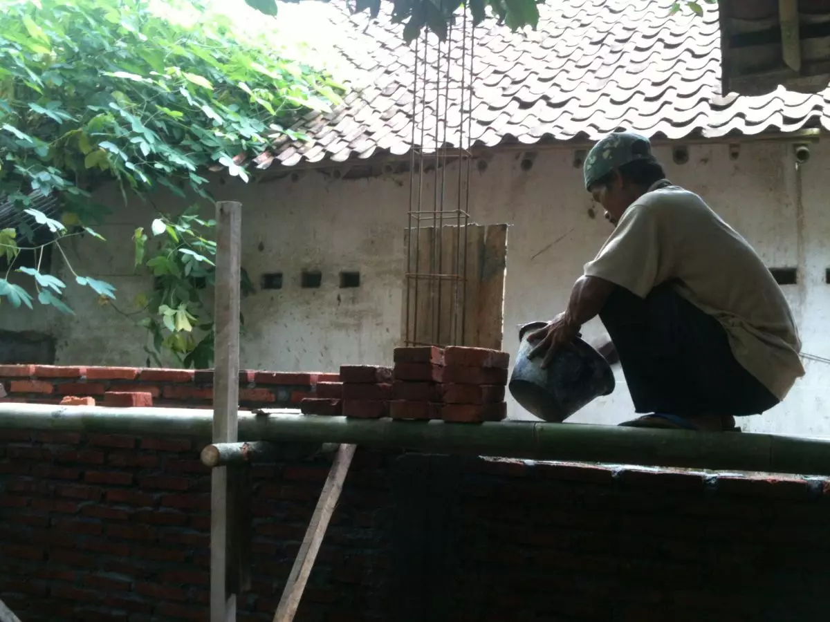 Kisah Tatang, tukang bangunan yang sampai harus tolak pekerjaan