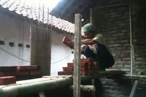Tatang, si tukang bangunan bisa berkeliling Jawa karena pekerjaan