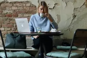 5 Alasan kenapa menjadi pintar bikin kamu terlihat menarik