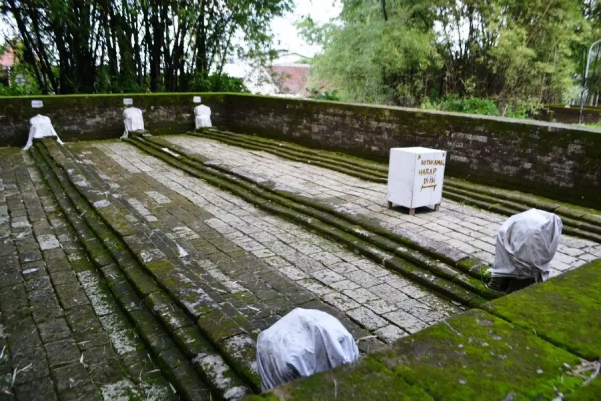 Ada 3 makam sepanjang 9 meter di Gresik, jasad siapa di dalamnya?