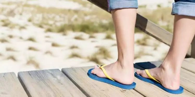 Hati-hati, sering pakai sandal jepit bikin kakimu penuh ribuan bakteri