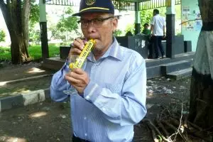 'Sedotan ajaib' karya Pak Dosen ini mampu jernihkan air kotor 