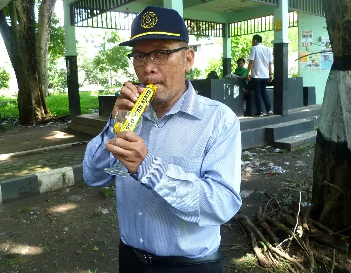 'Sedotan ajaib' karya Pak Dosen ini mampu jernihkan air kotor 