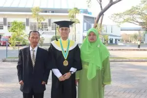 Hudha lulusan terbaik Unair, kerjakan tugas kuliah di warnet