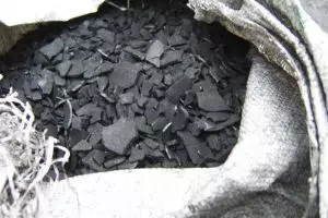 Nggak perlu produk mahal, arang juga bisa bikin bau di kulkas lenyap!