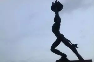 Teka-teki wajah Ibnu Sutowo di Patung Pemuda Membangun