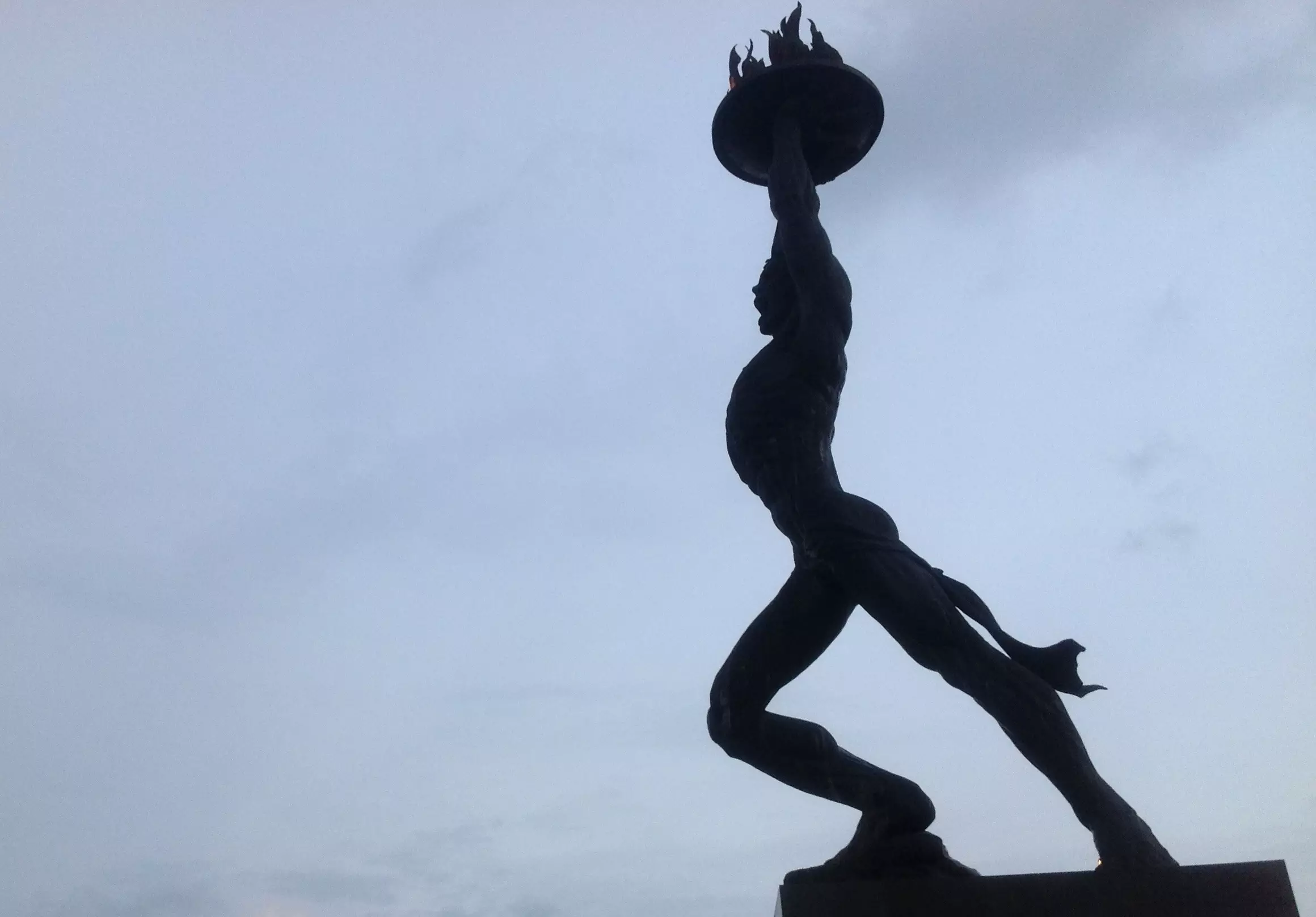 Teka-teki wajah Ibnu Sutowo di Patung Pemuda Membangun