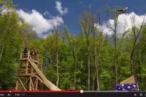 VIDEO: Salto motor ke belakang tiga kali pertama di dunia