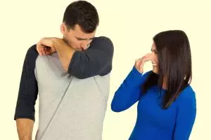 Teman kamu bau badan? Mungkin 2 kelenjar keringatnya bermasalah