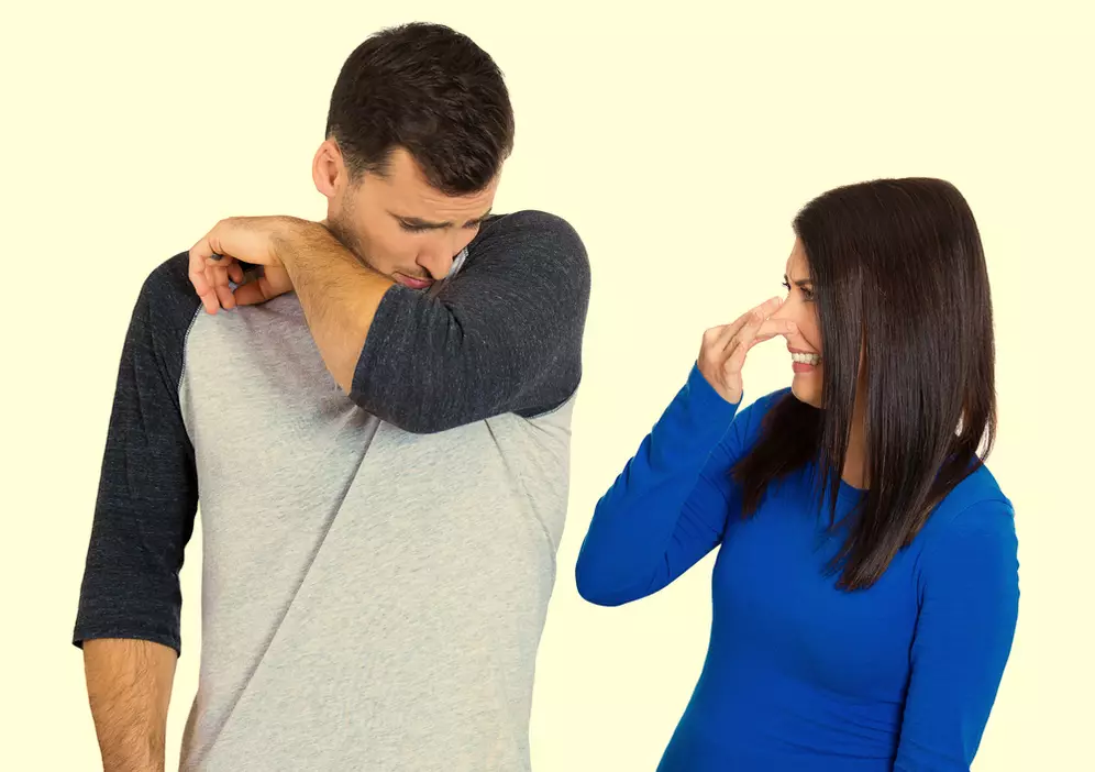 Teman kamu bau badan? Mungkin 2 kelenjar keringatnya bermasalah