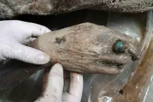 Mumi berumur 700 tahun ditemukan di China, jarinya memakai batu akik